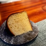 蒼 - パンは断然ヴィエノワズリー派なので、これは嬉しい♪
      焼き立ては、とってもエアリー。
      赤座のビスクに、また違った表情のパートナーですが、今回は残しておいてゆっくりいただくのもOK。
      時間が経っても最高。