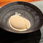 蒼 - 赤酒が本当に優しい甘さなんです。
      それが口の中で一気に広がるギリギリの温度と滑らかさで提供いただけます。
      一瞬で消滅する、刹那を楽しむアイスクリーム(^^)