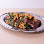 宴会焼肉 仁と肉 - ニラ玉牛ハツ炒め