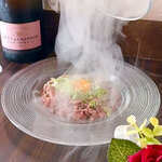 宴会焼肉 仁と肉 - 燻製ユッケ風炙り肉