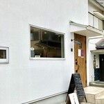 パンと蜜 - 玄関見えてきました