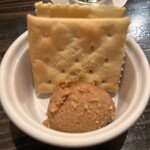 炭の屋でですけ - お通しの鶏味噌チーズとクラッカー