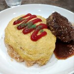 タツヤ食堂 - ハンバーグのせオムライス