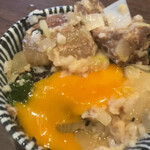 中華そば タンポポ - 卵黄絡めて