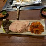 鉄板 さはら - 蒸し豚とキムチ