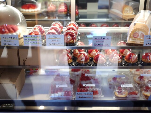 いちご工房　0308 いちご」4.5寸皿 自作のいちご模様🍓のお皿に、いただいたマール