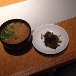 喫茶 寿々 - 先に出てくる味噌汁と高菜のお漬け物