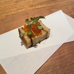 蘖 - とりの里農園の卵で作ったスパニッシュオムレツをニーナブリオッシュで挟み、上にイクラ