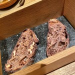 蘖 - 赤ワインを染み込ませたカンパーニュをアヒージョに付けて。