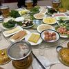 陕西歌舞大剧院 - 料理写真:円卓には既に野菜等の材料は並べられており好きな食材を使い鍋を楽しむようになってました。