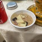 陕西歌舞大剧院 - 私は鍋はピーナツダレでいただいてみましたが味が薄かったんで醤油を少し足していただきました。
             
            この後に羊や牛の薄切り肉の材料がテーブルに届きしゃぶしゃぶの様にして口に運びました。