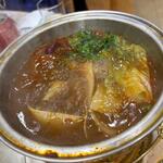 陕西歌舞大剧院 - 私はスープは普通のスープでいただきましたが友人はピリ辛を選んで辛味キューブを2個入れて辛口にして食べてました。
             
            ただ一口いただきましたがメッチャ辛かったですよ。