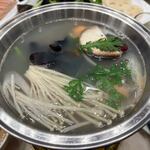 陕西歌舞大剧院 - 私も最初は野菜やキノコを鍋に入れて味わいました。