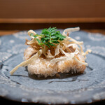 肉割烹 上 - 煮穴子の天麩羅 牛蒡ソース　牛蒡チップ　木の芽