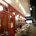 店の外観、鍛冶橋通り側。