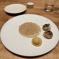 Bekk - 冷製スープのカプセル、縞鯵のマリネ、チーズとトマトのカプレーゼ