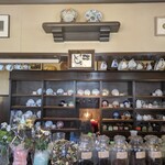 山本珈琲倶楽部 - カウンター、コーヒーカップと豆がならんでます
