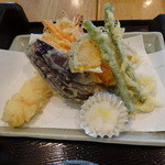 手打ち蕎麦 い志い - 天麩羅盛り合わせ