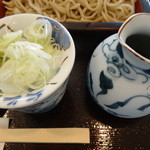 手打ち蕎麦 い志い - 蕎麦の薬味と蕎麦汁