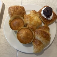 アイリス - 焼きたてパンてんこ盛り。子供達が菓子パン系を所望。