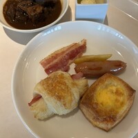 アイリス - ベーコン、ソーセージに惣菜パンと掛け合わせて。