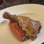 ワイン食堂 がっと - 骨付き鶏もも肉のコンフィとソーセージのソテー（1100円）