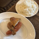 ワイン食堂 がっと - 骨付き鶏もも肉のコンフィとソーセージのソテー（1100円）