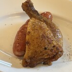 ワイン食堂 がっと - 骨付き鶏もも肉のコンフィとソーセージのソテー（1100円）