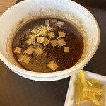 めん処 きよ洲 - 佐助豚の脂浮かぶサバ香る醤油だれが美味しい！柚子皮が合う！