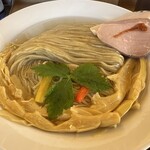 めん処 きよ洲 - ふすま入りの細麺が綺麗にたたまれてます。