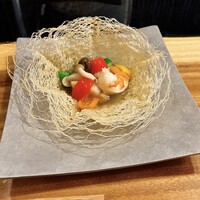 わんがた - ライスペーパー皿に貝柱やエビの炒め物