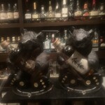 モモタ バー - 余市持ってるくまの置物