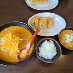 らぁめん 味蔵 - ネギ味噌ラーメン　モツ煮セット＋餃子(無料券)