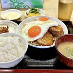 中毒飯 チョモランマ - 『とろ〜りチャーシューエッグ定食』『唐揚げ一個』