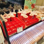 ポンパドウル - 銀座店一番の売れ筋、カップdeプチウインナーはまだ　奥から補充されていました