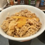松屋 - 玉ねぎたくさん入っているのか？と思いきや！　最後に乗せたであろう2切れ(^^)