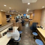 松屋 - 店内はとても広く、正午あたりは結構賑わう