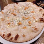 CONA - スモークサーモンとクリームチーズのピザ