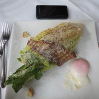 RESTAURANT DAZZLE - シーザース・サラダ　温泉玉子とベーコンの網焼き