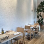 モルソー - 店内の様子（テーブル席）