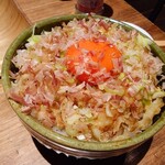 SOBA ABIRU - 賄い丼は　ご飯の上に天かす、ねぎ、鰹節、卵のドンブリだ