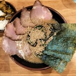 横浜ラーメン 北村家 - ごま大量フリフリ