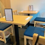 とんかつ たこつぼ - 店内　※テーブルは4席のみ