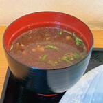 とんかつ たこつぼ - 赤出汁　※具だくさんで、あっさり