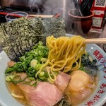 横濱ラーメン あさが家 - 酒井製麺の中太縮れ麺は長さが割とあって、酒井製麺っぽくない気がした。美味しかったですけどね！