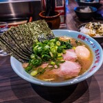 横濱ラーメン あさが家 本店 - 特選ラーメン並1300円カタメコイめとランチタイムサービスライスにニンニクと高菜とマヨネーズ乗っけたやつの画像です。