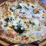 オリーブの丘 - サーモンとほうれん草のピザ