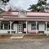 赤い屋根の喫茶店 駅舎