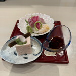 遊膳 - 刺身と桜風味のお豆腐