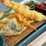 楽ちゃん - 楽ちゃん定食の一部とトッピングのジャンボ海老天